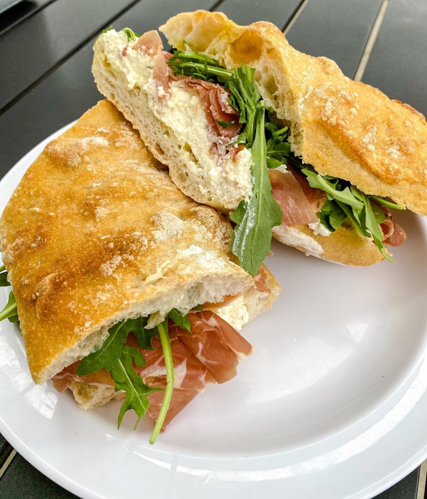 Paninis au prosciutto, calabrese et parmesan